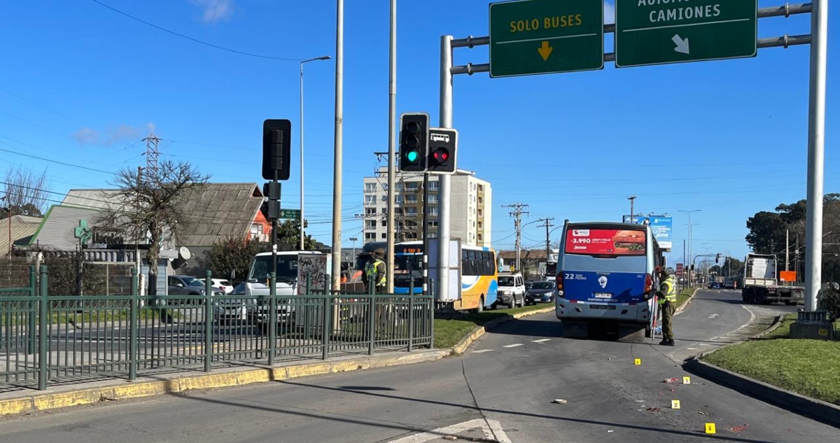mujer muere atropellada por micro en salida de Puente Llacolén