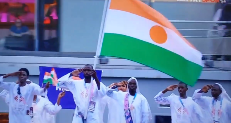 Delegación de Níger realizó gesto militar contra Francia en la apertura de los Juegos Olímpicos.