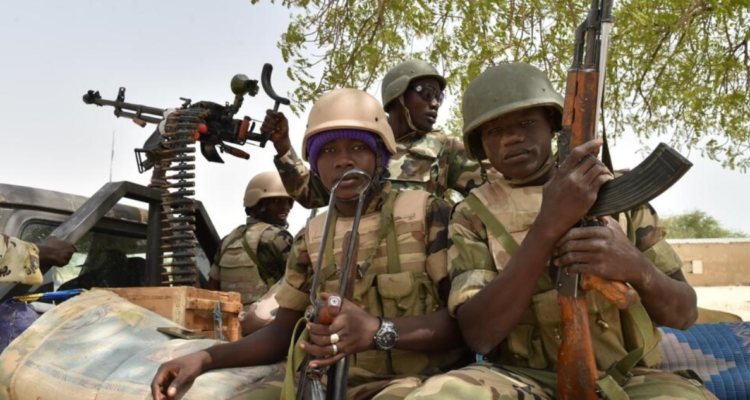 Imagen de archivo de soldados nigerianos en junio de 2016 después de un ataque de Boko Haram en Bosso