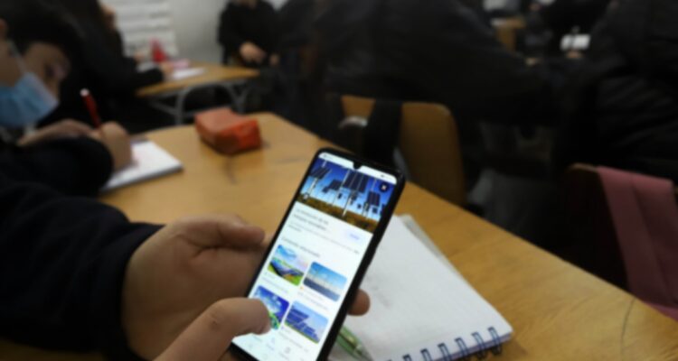 Celulares prohibidos en colegios de Las Condes