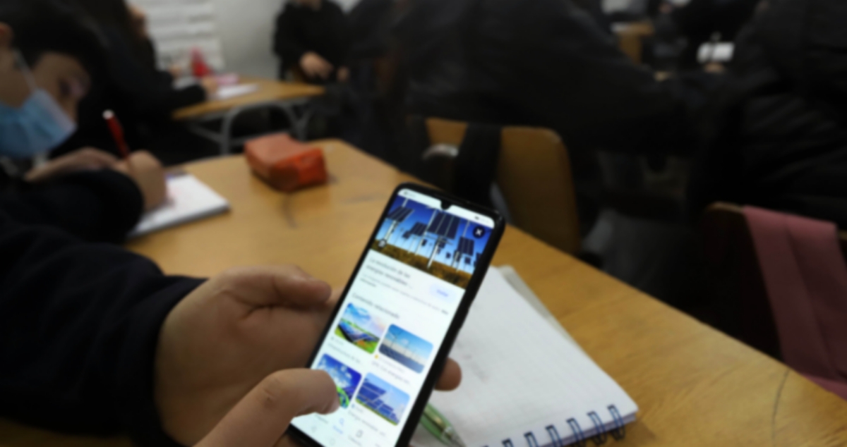 Celulares prohibidos en colegios de Las Condes