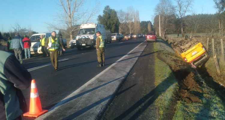 Furgón escolar con 9 estudiantes a bordo volcó producto del hielo en la vía en provincia de Osorno