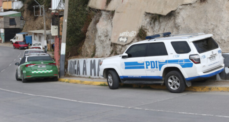 Hallan cadáver de hombre en antejardín de casa en Concón: indagan intervención de terceros