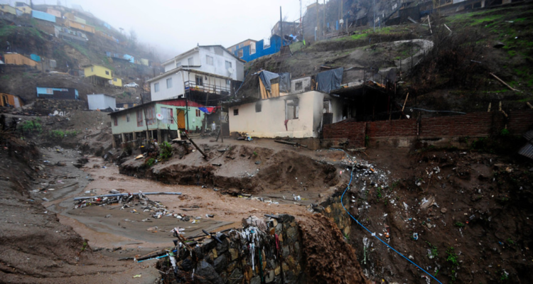 Damnificados por megaincendio llegan hasta La Moneda para entregar carta a presidente Boric