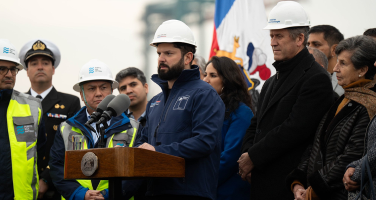 Presidente Boric llega a San Antonio para repasar futuras obras que ampliarán capacidad del Puerto