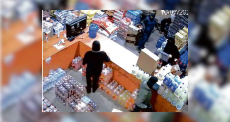 Todo en media hora: 20 delincuentes armados protagonizan violento robo en feria Acoma de San Antonio