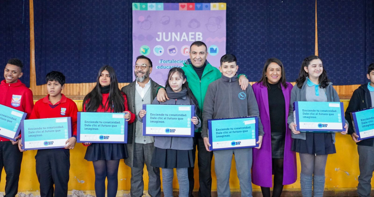 Entregan casi 500 computadores a estudiantes de enseñanza básica en Castro