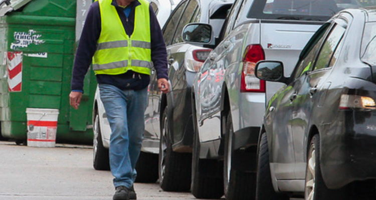 Amenazan con ir a cobrar a la casa: estacionadores informales intimidan a automovilistas de Concepción
