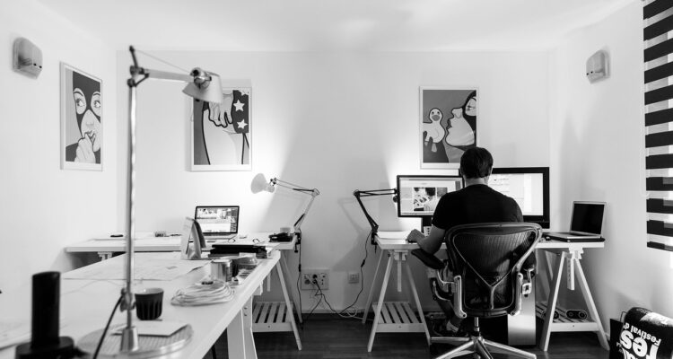 Por comentarios o mensajes: en previa a Ley Karin, 6 de 10 chilenos han vivido violencia en el trabajo