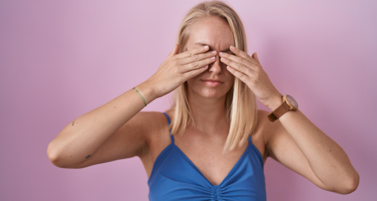 Mujer rascándose o frotándose los ojos en referencia a mejores métodos