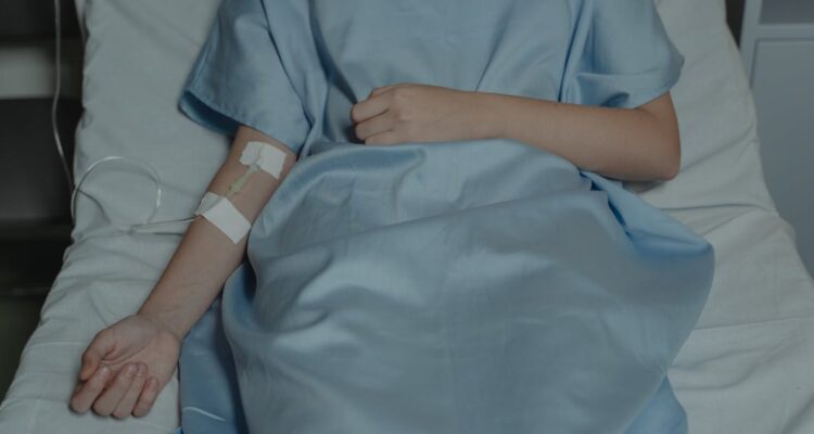 Paciente con cáncer debe tomar difícil decisión tras ataque de hackers a su hospital en Reino Unido.