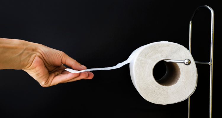 Dónde es mejor desechar el papel higiénico: científicos aclaran si debe ir al inodoro o a la basura