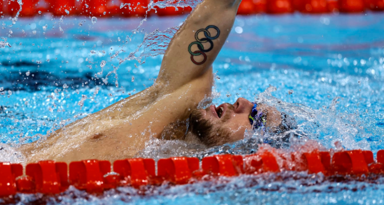 Revelan que nadadores olímpicos orinan en la piscina de París 2024.