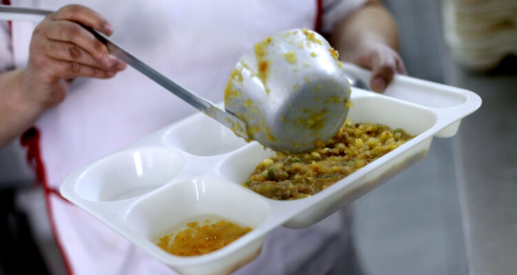 Municipios acortan jornadas escolares en la RM por paralización en Junaeb