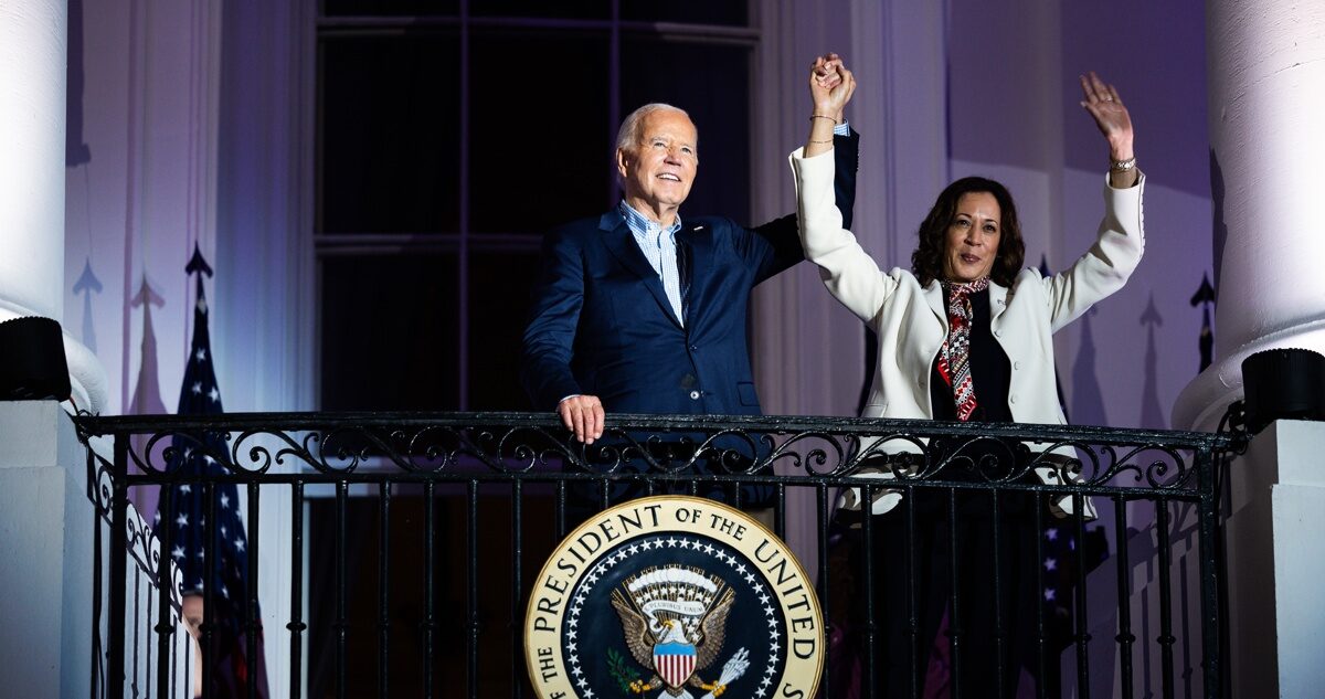 Fotografía de archivo del presidente de Estados Unidos Joe Biden junto a la vicepresidenta Kamala Harris saludando desde el balcón de la Casa Blanca, el 05 de julio de 2024, en Washington (EE. UU). El presidente estadounidense, Joe Biden, decidió este domingo abandonar la carrera a la reelección, por el interés de su partido y del país, y apoyar a la vicepresidenta, Kamala Harris, de cara a las elecciones presidenciales del 5 de noviembre. “Ha sido el mayor honor de mi vida ser su presidente. Y si bien mi intención ha sido buscar la reelección, creo que lo mejor para mi partido y para el país es que me retire y me concentre únicamente en cumplir mis deberes como presidente durante el resto de mi mandato”, apuntó el mandatario de 81 años a través de una carta a la nación.