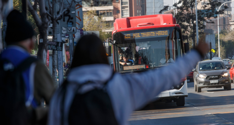 Estas son las comunas de Chile donde el pasaje del transporte público sube $10: afectará a 8 regiones