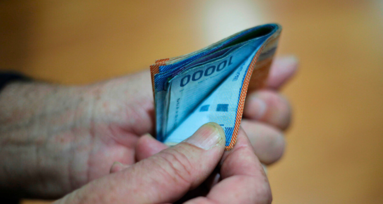 Este es el motivo por el que un padre o madre podría demandar pensión alimenticia a sus hijos o nietos