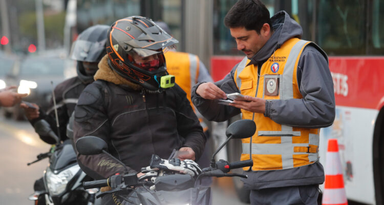 Plan Calles Protegidas: fiscalizan normativa de luces en vehículos en límite de La Reina y Ñuñoa