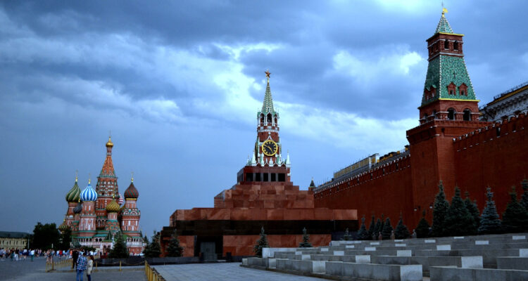 Banco Central admite que la economía de Rusia se adentra “en aguas desconocidas y turbulentas”