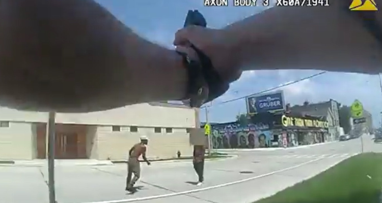 policía apunta a sujeto