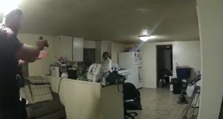 policía apunta contra una mujer