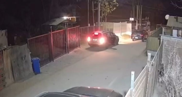 Video muestra veloz portonazo contra mujer en Buin: robaron vehículo en menos de un minuto