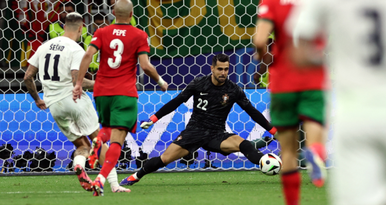 Portugal pasa a cuartos de Eurocopa tras vencer a Eslovenia en penales: Costa figura al tapar 3 tiros