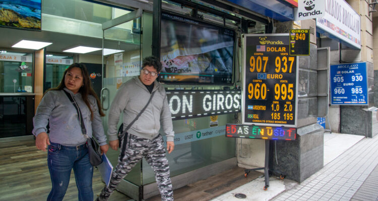 Dólar sube con fuerza más de $15 “alentado” por comentarios de Trump y Biden en la carrera presidencia