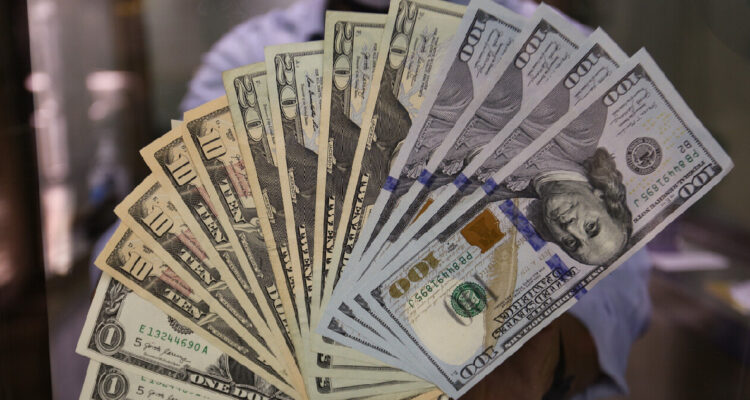 Dólar intenta subir de los $950 con el cobre alcanzando mínimos no vistos desde inicios de abril