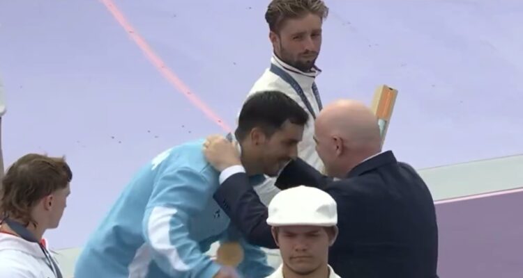 Presidente de FIFA entregó medalla a argentino “Maligno” Torres en París 2024.