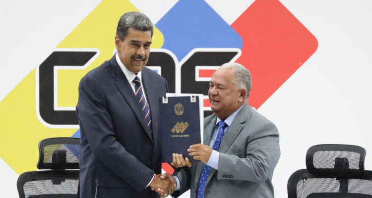 Nicolás Maduro y el presidente del CNE, Elvis Amoroso, con el acta de juramentación del presidente electo