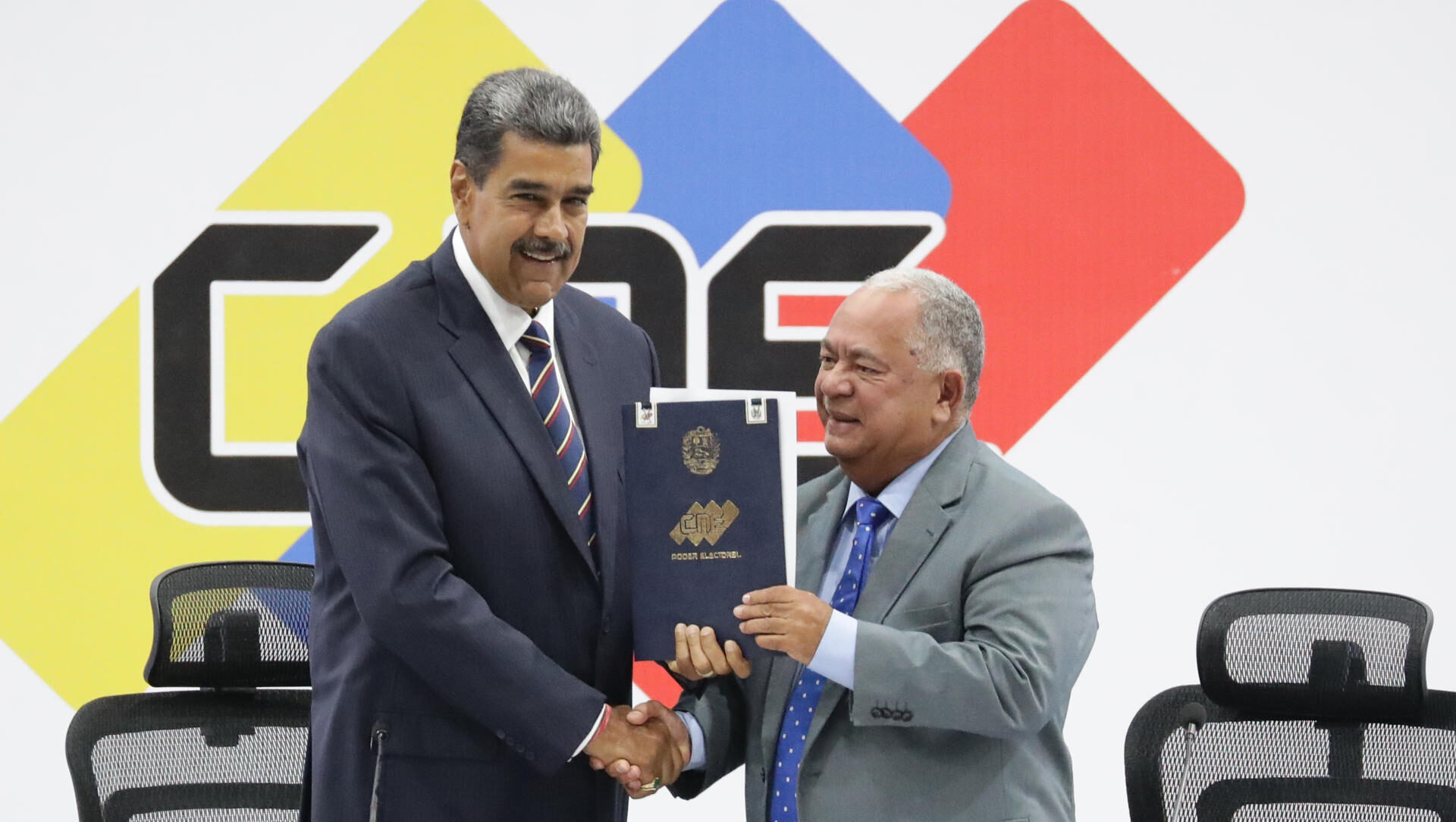 Nicolás Maduro y el presidente del CNE, Elvis Amoroso, con el acta de juramentación del presidente electo