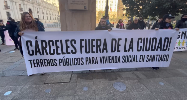 Vecinos de Santiago protestan por eventual nueva cárcel: piden que en terreno se construyan viviendas