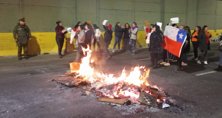 Alta congestión vehicular en Vespucio Sur por protesta con barricadas de trabajadoras
