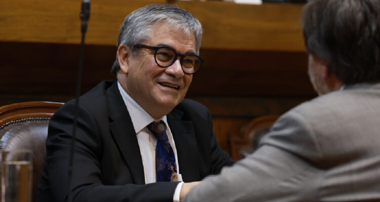 ministro de hacienda, mario marcel, en la testera de la cámara de diputados