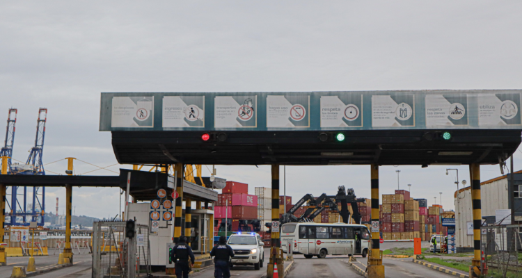 Frontis de Puerto Coronel por dichos de trabajadores eventuales