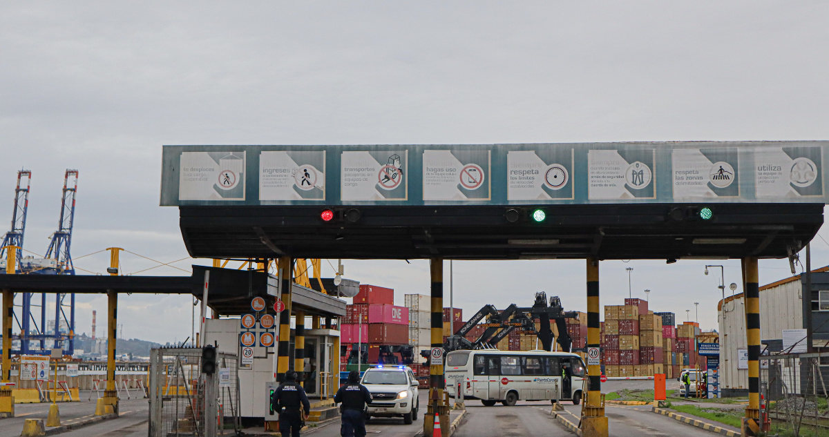 Frontis de Puerto Coronel por dichos de trabajadores eventuales