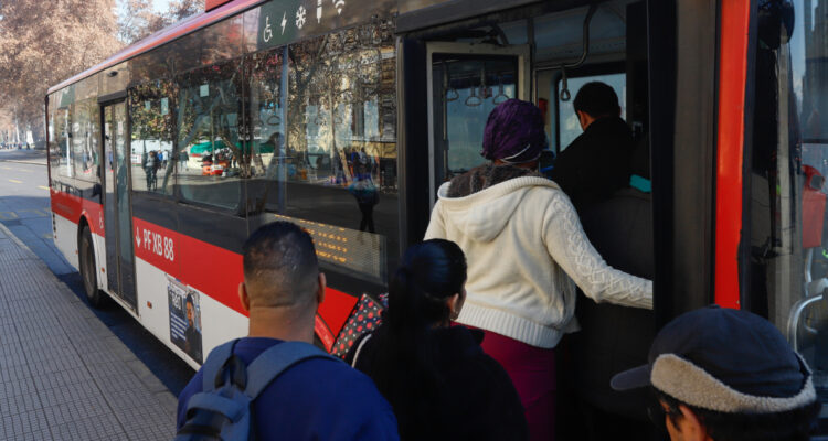 Revelan cuál es el transporte más usado en Santiago: servicio que une Maipú y Peñalolén lidera ranking
