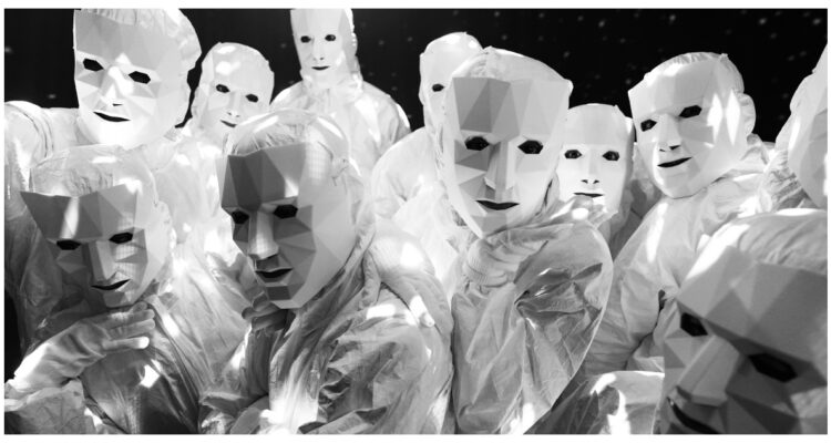 “Real Self”: La experiencia anónima e inmersiva que pone a prueba a los chilenos y agota entradas