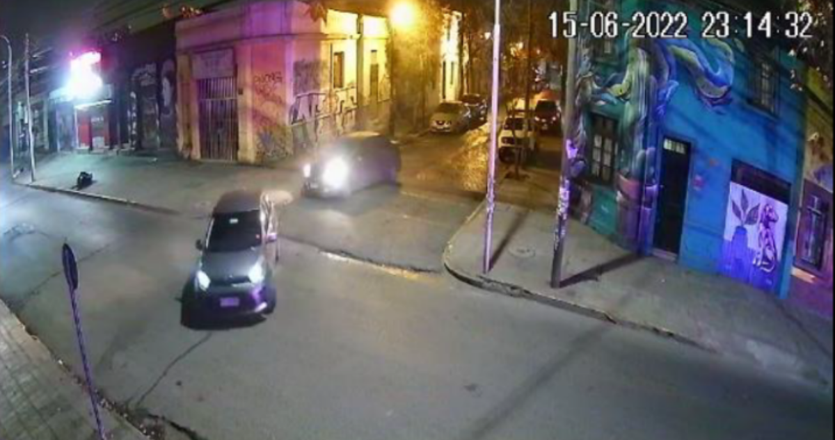 Secuestradores saliendo de la sala de tortura en Recoleta.