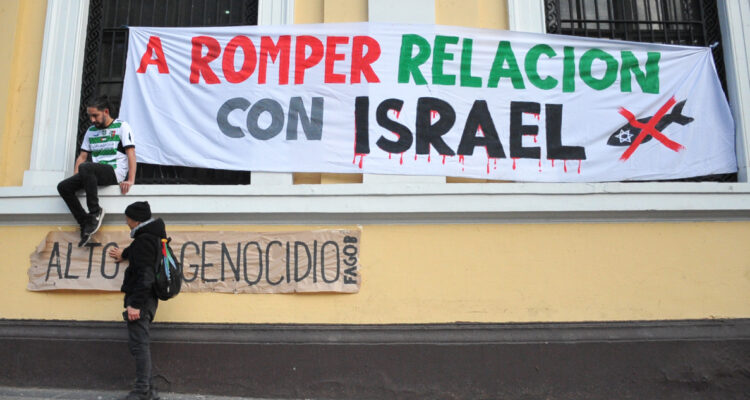 Rectoría de la U. de Chile retira polémicos lienzos de la fachada de Casa Central