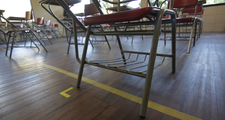 retraso licitación material educación de adultos