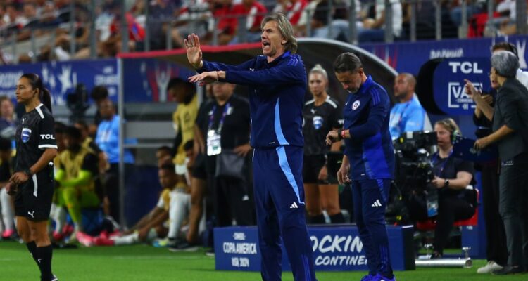 Ricardo Gareca dirigiendo a La Roja en Copa América.