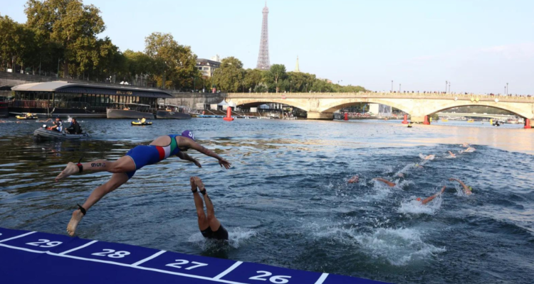 Revelan que la contaminación en el Río Sena ha empeorado y la mala calidad del agua preocupa al Triatlón de París 2024.