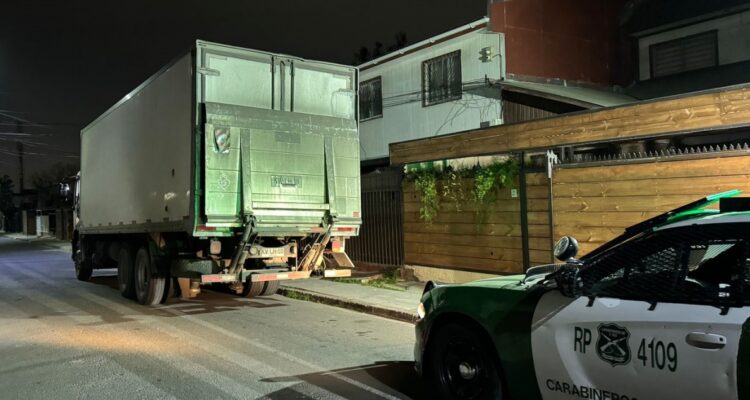 Recuperan camión con abarrotes que fue robado a disparos en Pudahuel