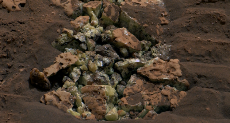 El róver Curiosity de la NASA desveló un hallazgo inesperado en Marte: cristales amarillos de azufre puro, una primicia en el Planeta Rojo.