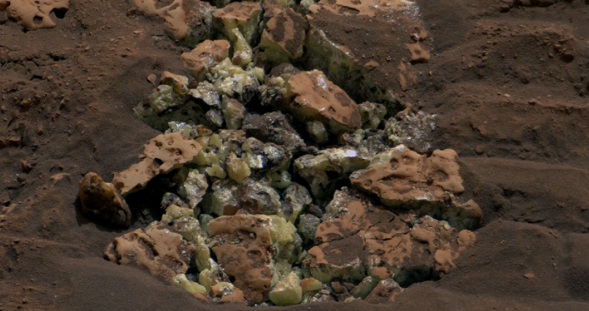 El róver Curiosity de la NASA desveló un hallazgo inesperado en Marte: cristales amarillos de azufre puro, una primicia en el Planeta Rojo.