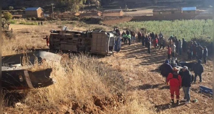 Trágico accidente en Perú: al menos 9 muertos luego que bus cayera más de 200 metros por un barranco