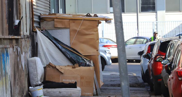 Imagen de un “ruco” en la ciudad de Valparaíso, que destaca la situación que se está viviendo en el país por el aumento de la población sin un hogar.