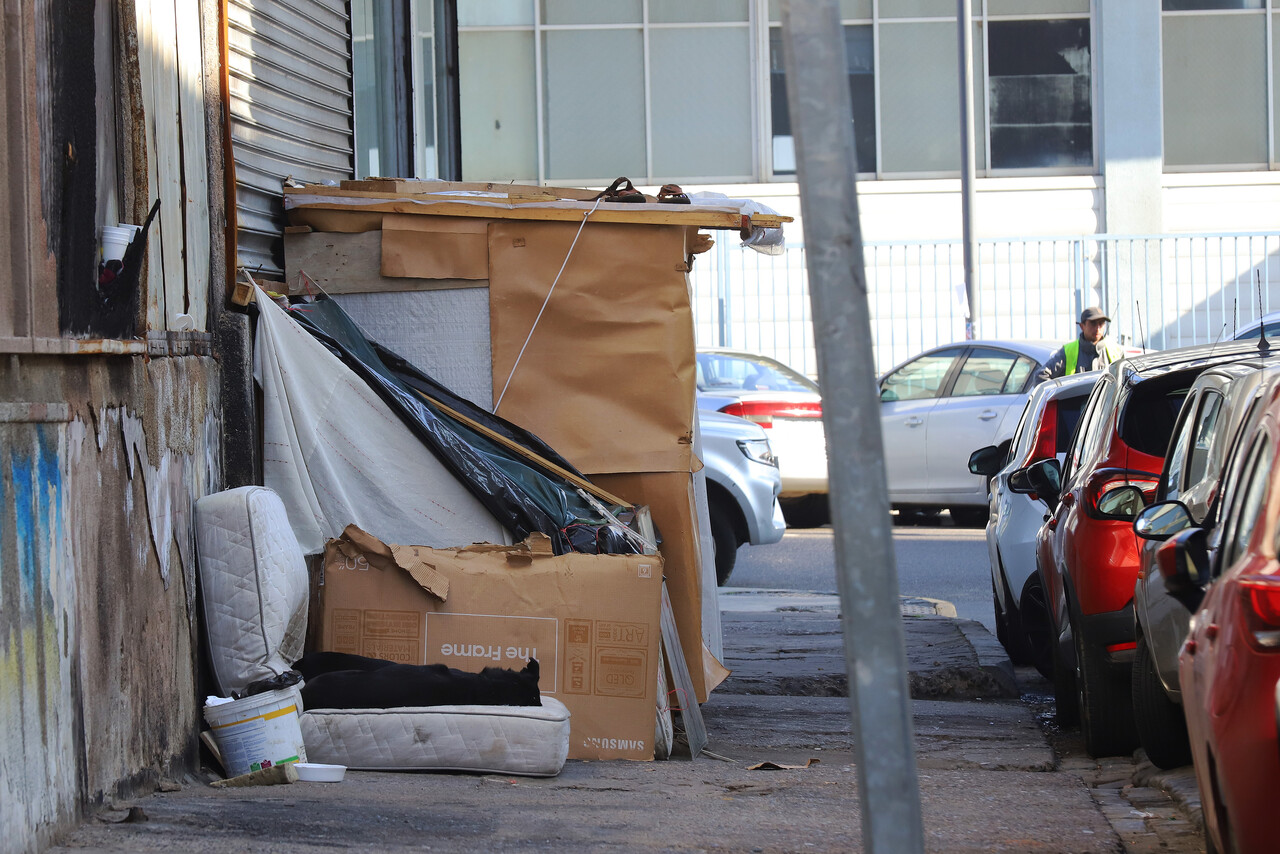 Imagen de un “ruco” en la ciudad de Valparaíso, que destaca la situación que se está viviendo en el país por el aumento de la población sin un hogar.